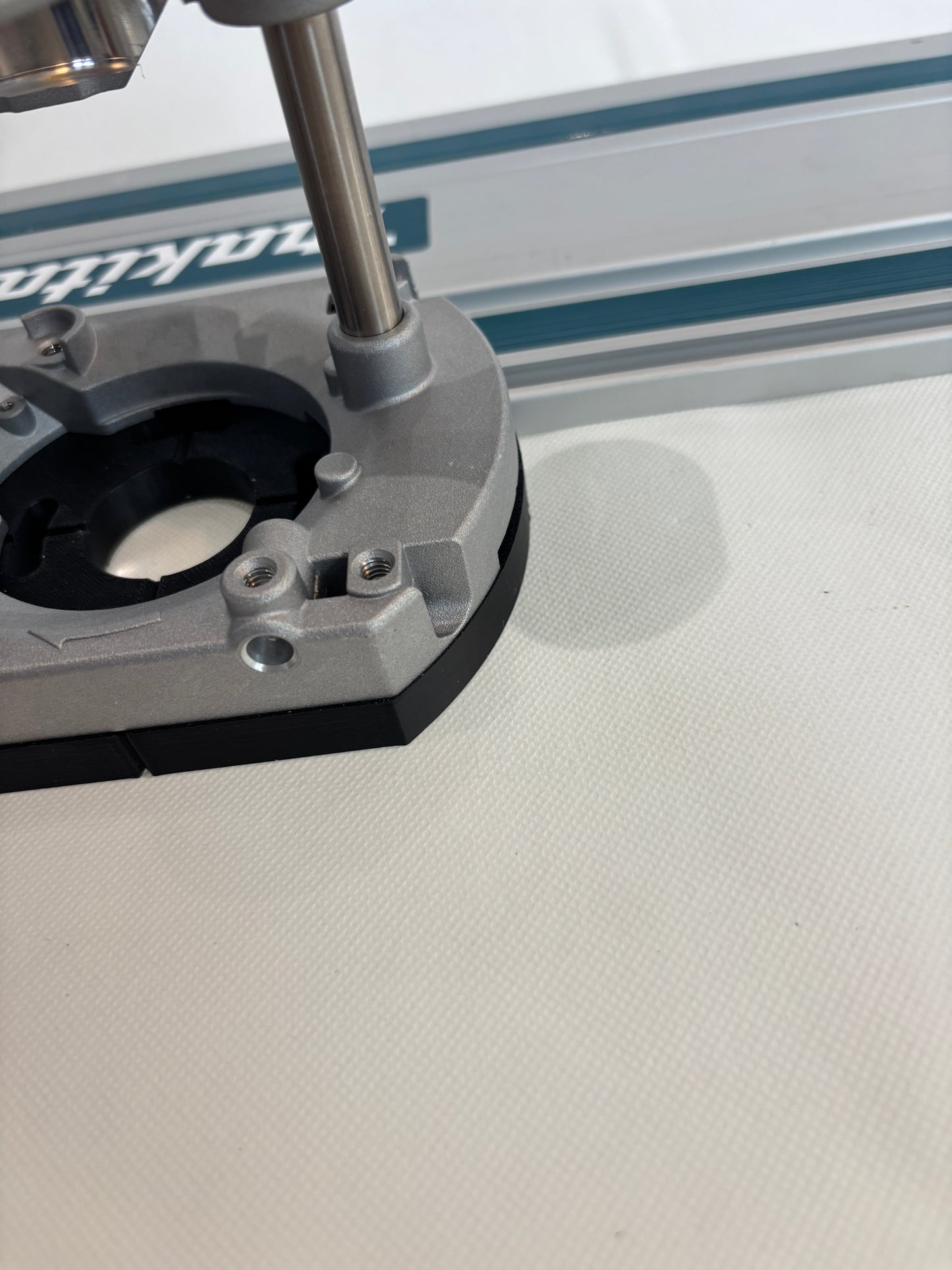 TOOLAX Adaptor to fit Makita Guide rail for Dewalt Routers: D26203, D26204 & DCW604