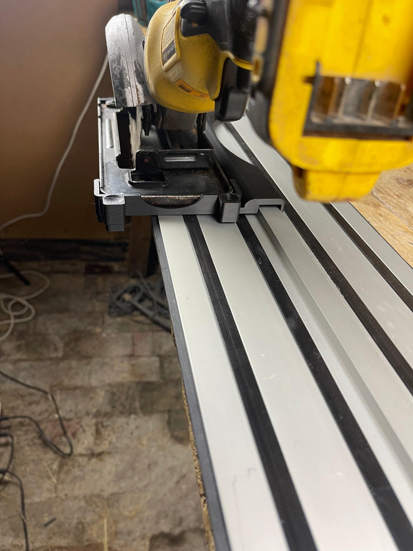 TOOLAX adaptor made for Dewalt DCS571 circular saw - compatible with Dewalt guide rail