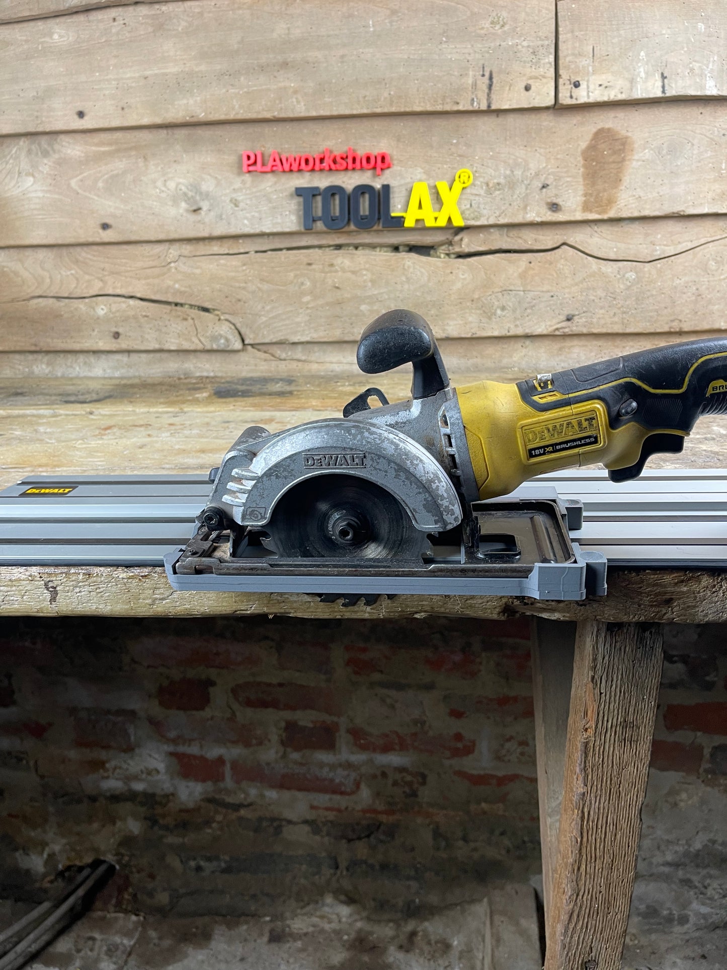 TOOLAX adaptor made for Dewalt DCS571 circular saw - compatible with Dewalt guide rail