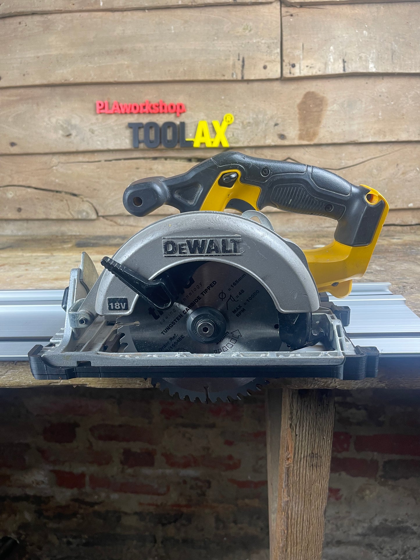 TOOLAX Guide Rail Adapter Base – Cut Perfect 45° & 90° Angles compatible with Dewalt Circular Saws DCS391 & DCS565  – for Evolution Guide Rails