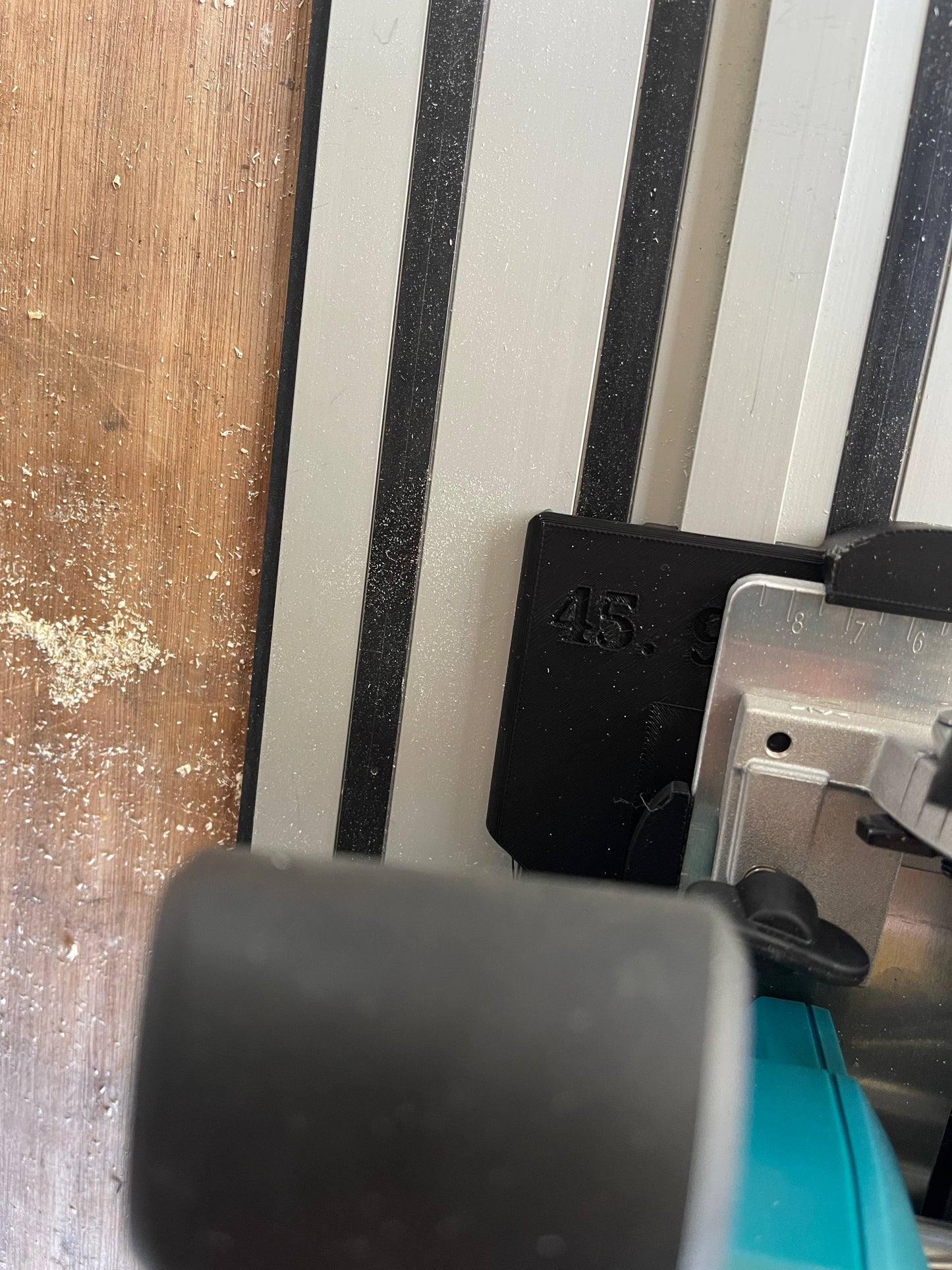 Makita DHS660 / XSH04 Adaptor base supports 90° and 45° cuts for Dewalt rail