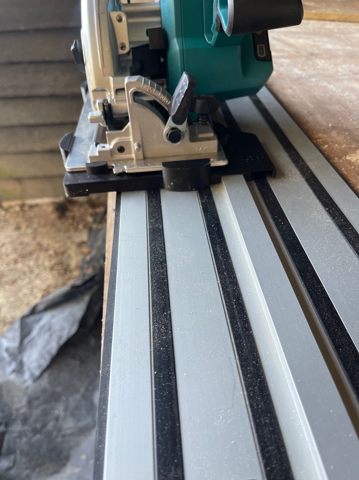 Makita DHS660 / XSH04 Adaptor base supports 90° and 45° cuts for Dewalt rail