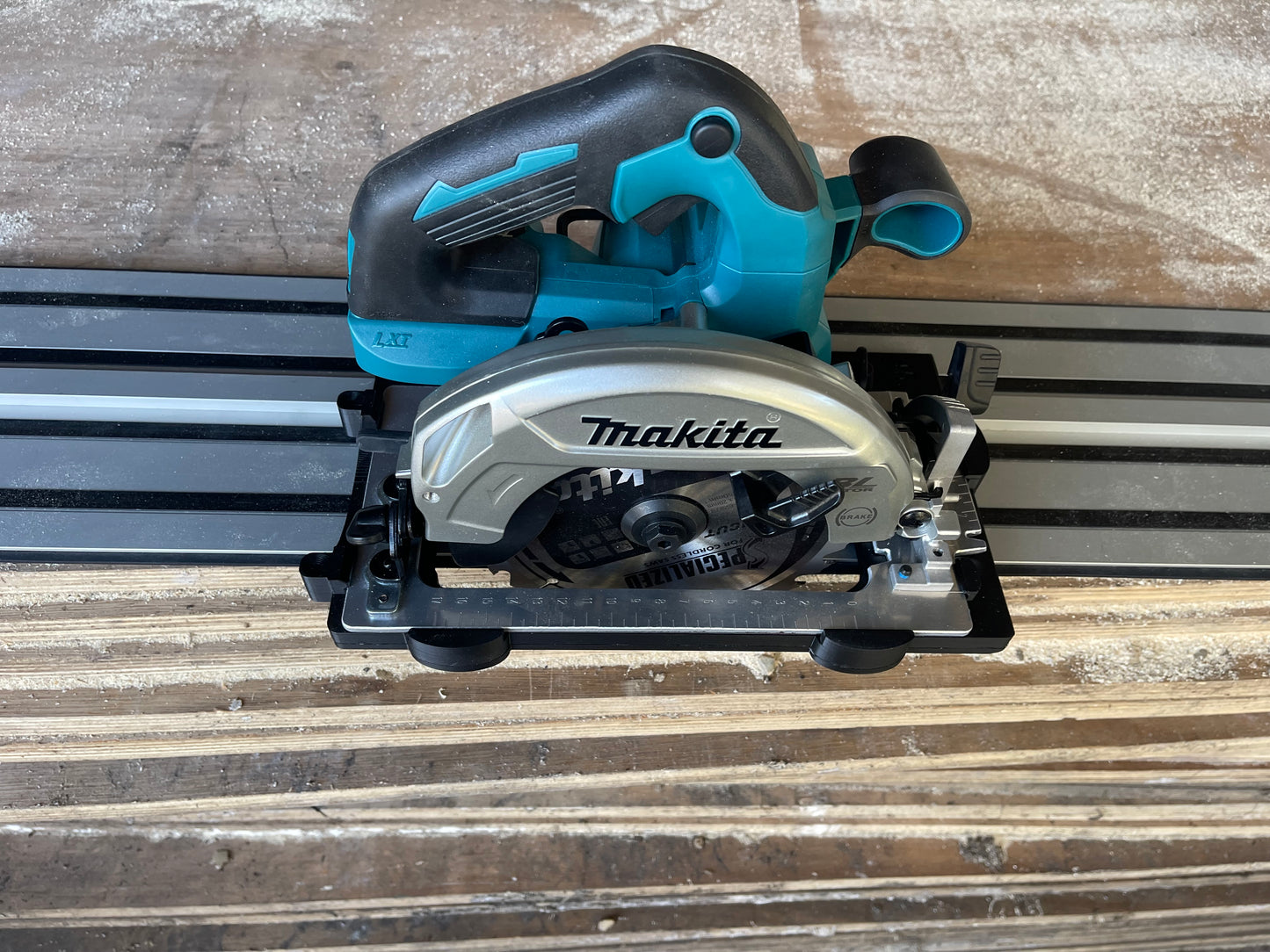 Makita DHS660 / XSH04 Adaptor base supports 90° and 45° cuts for Dewalt rail