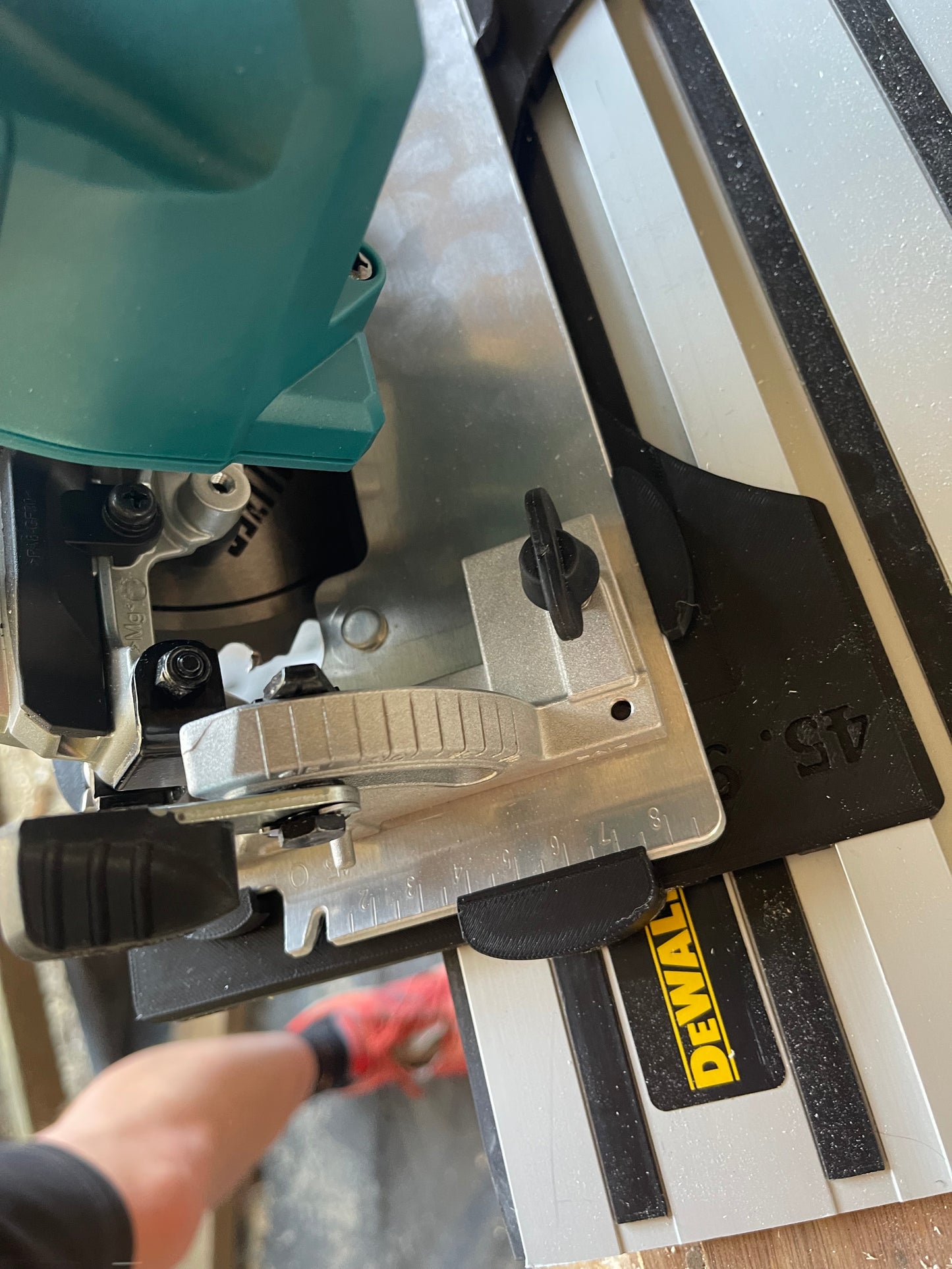 Makita DHS660 / XSH04 Adaptor base supports 90° and 45° cuts for Dewalt rail