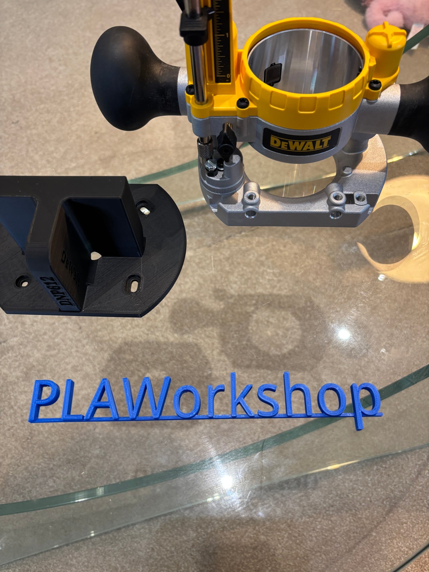 Dewalt DCW600 DWP611 Edge banding attachment in combination with the DNP612 Plunge Base Type 1