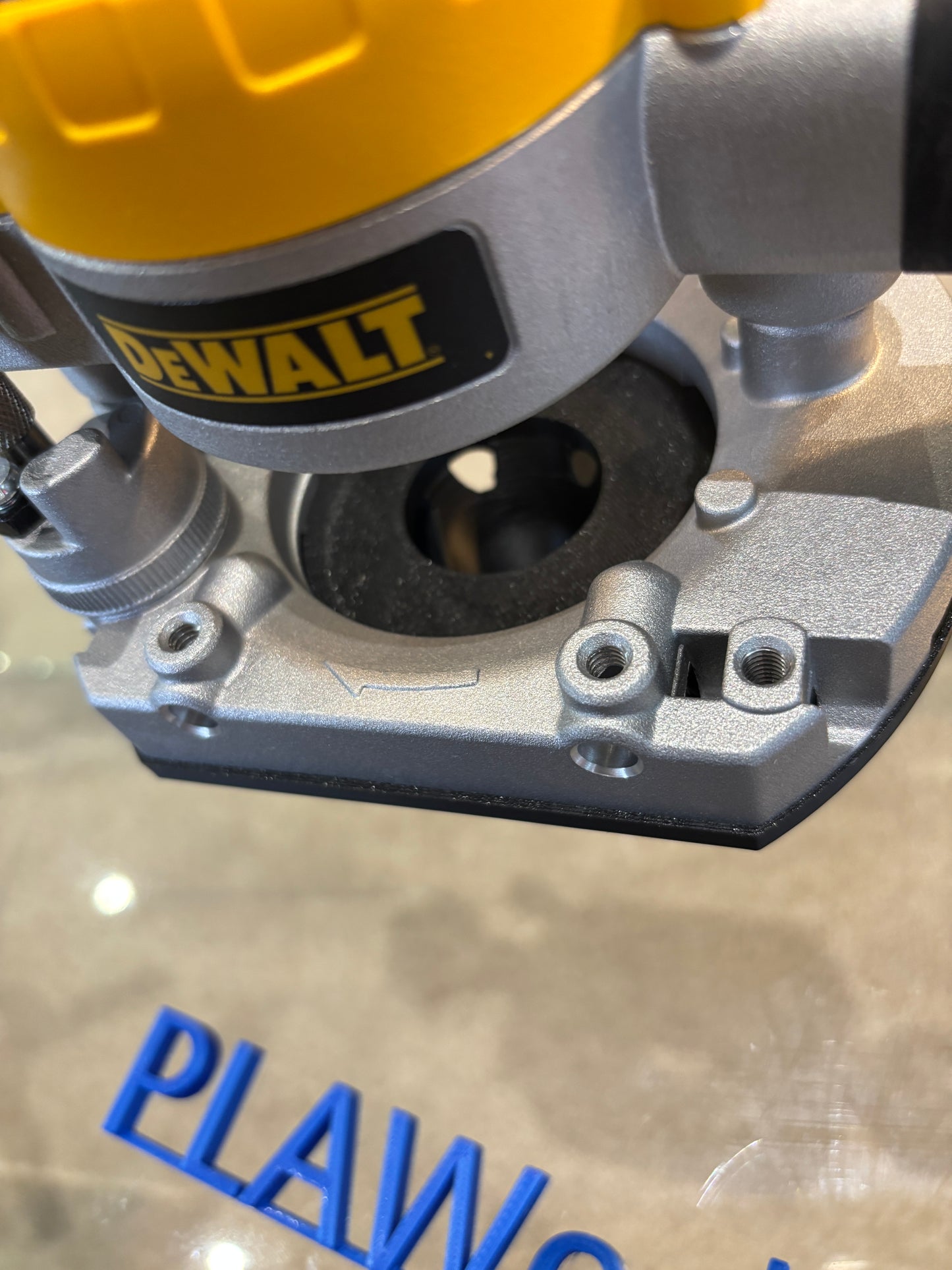 Dewalt DCW600 DWP611 Edge banding attachment in combination with the DNP612 Plunge Base Type 1