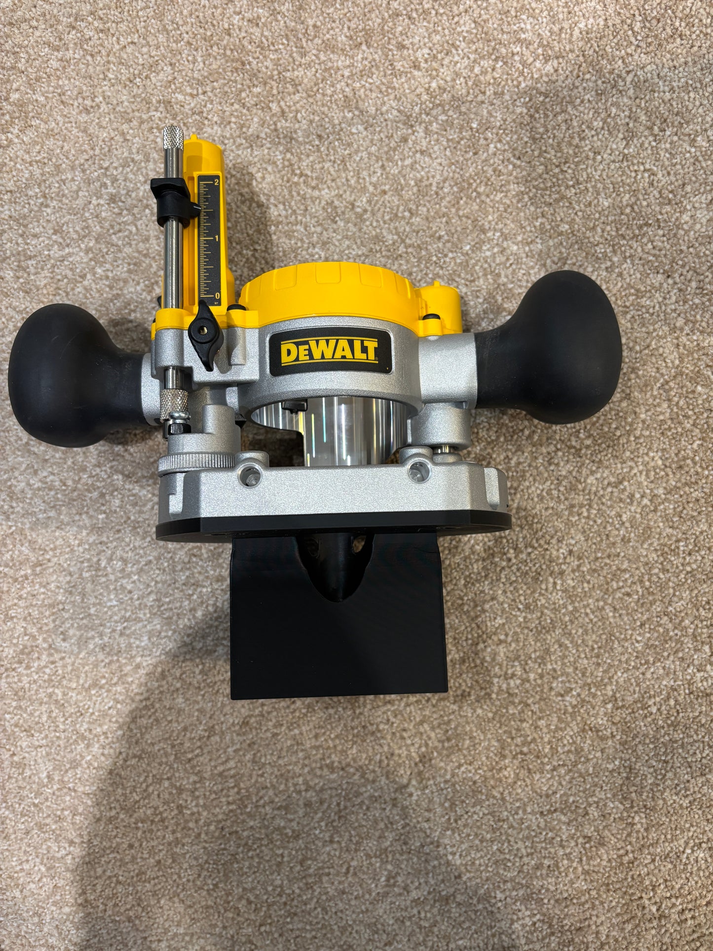 Dewalt DCW600 DWP611 Edge banding attachment in combination with the DNP612 Plunge Base Type 1