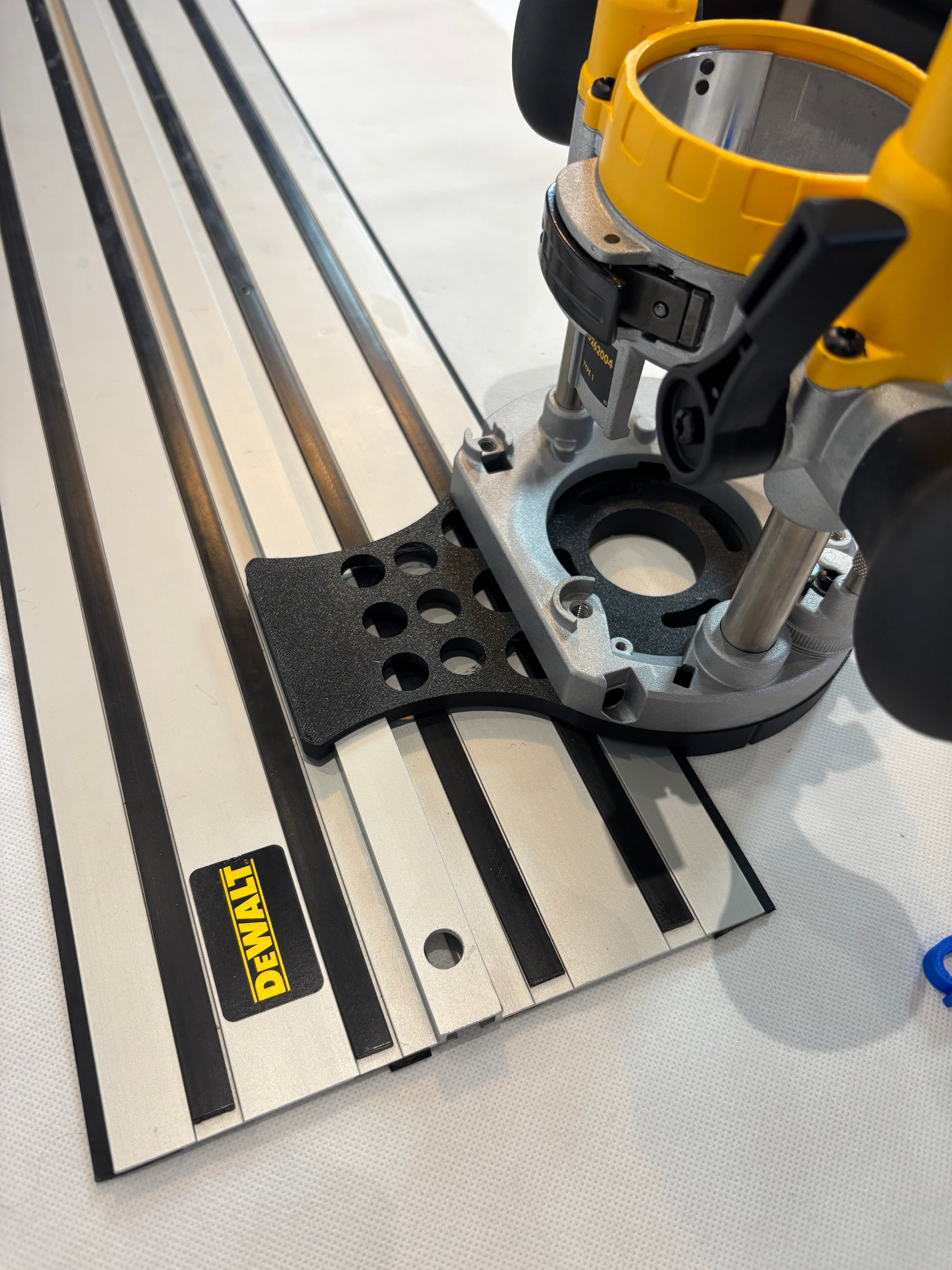 TOOLAX Adaptor to fit Dewalt Guide rail for Dewalt Routers: D26203, D26204 & DCW604