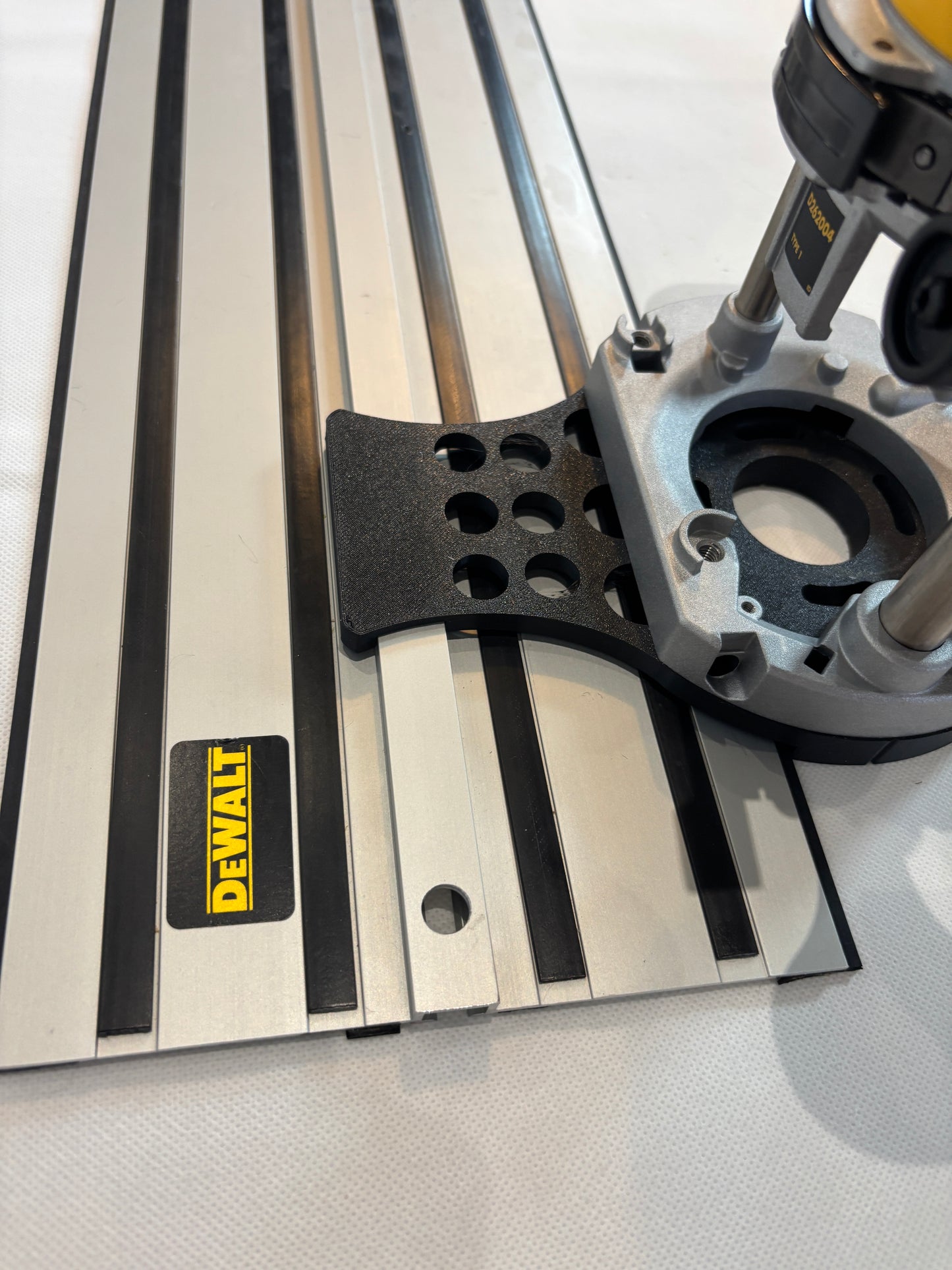 TOOLAX Adaptor to fit Dewalt Guide rail for Dewalt Routers: D26203, D26204 & DCW604
