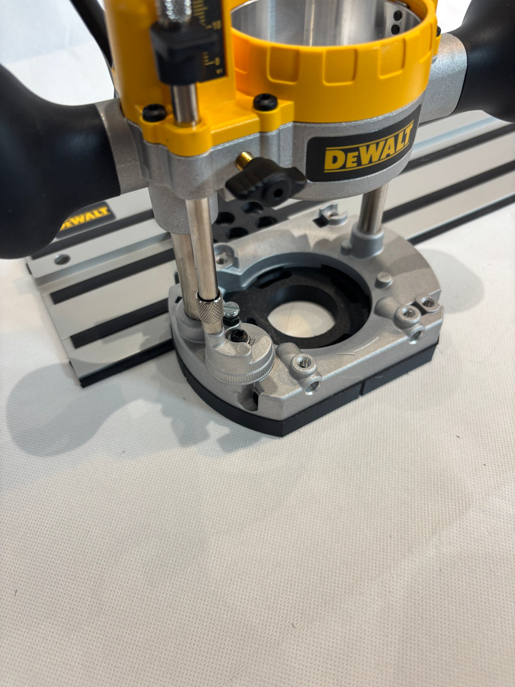 TOOLAX Adaptor to fit Dewalt Guide rail for Dewalt Routers: D26203, D26204 & DCW604