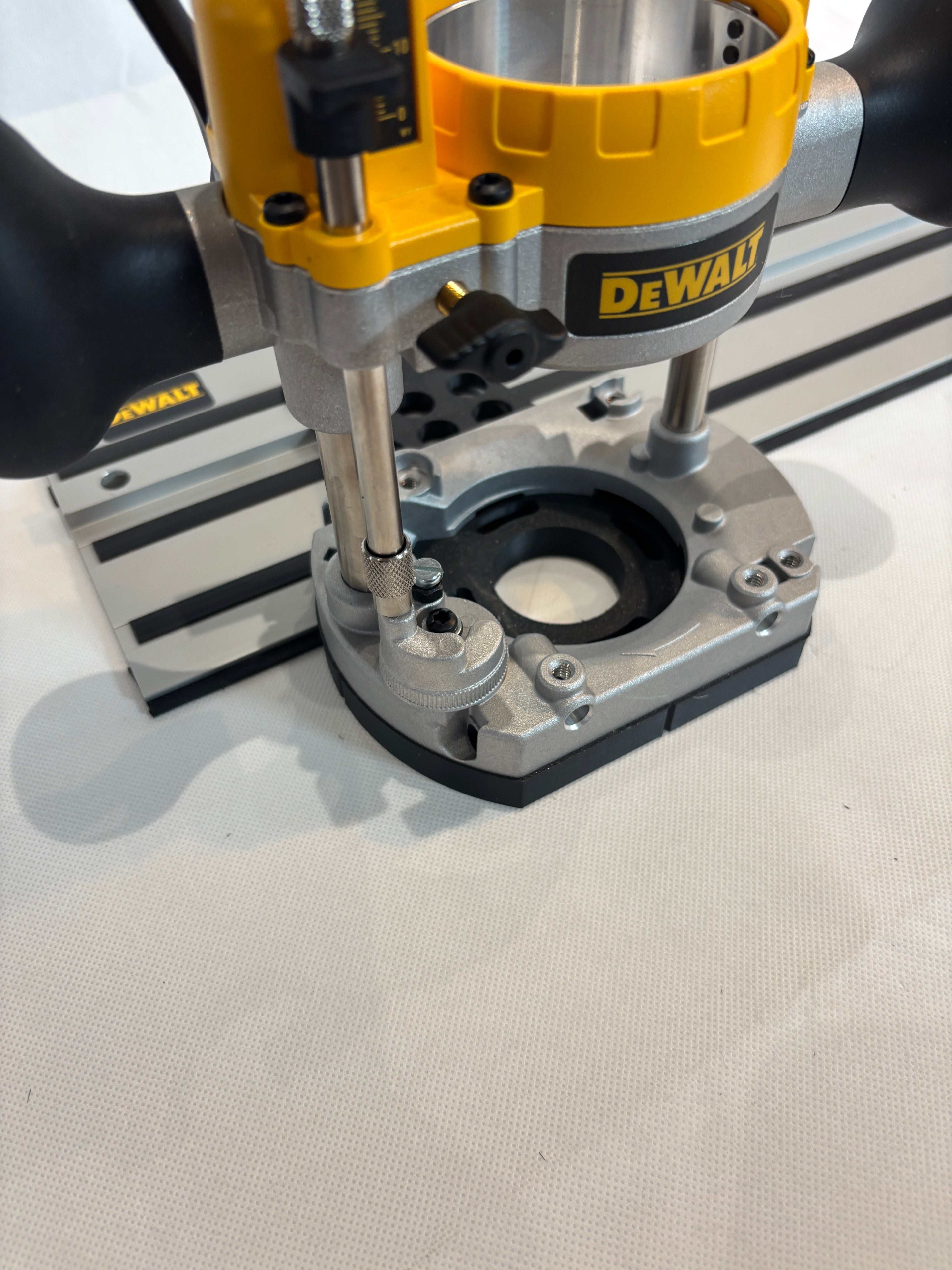 TOOLAX Adaptor to fit Dewalt Guide rail for Dewalt Routers: D26203, D26204 & DCW604