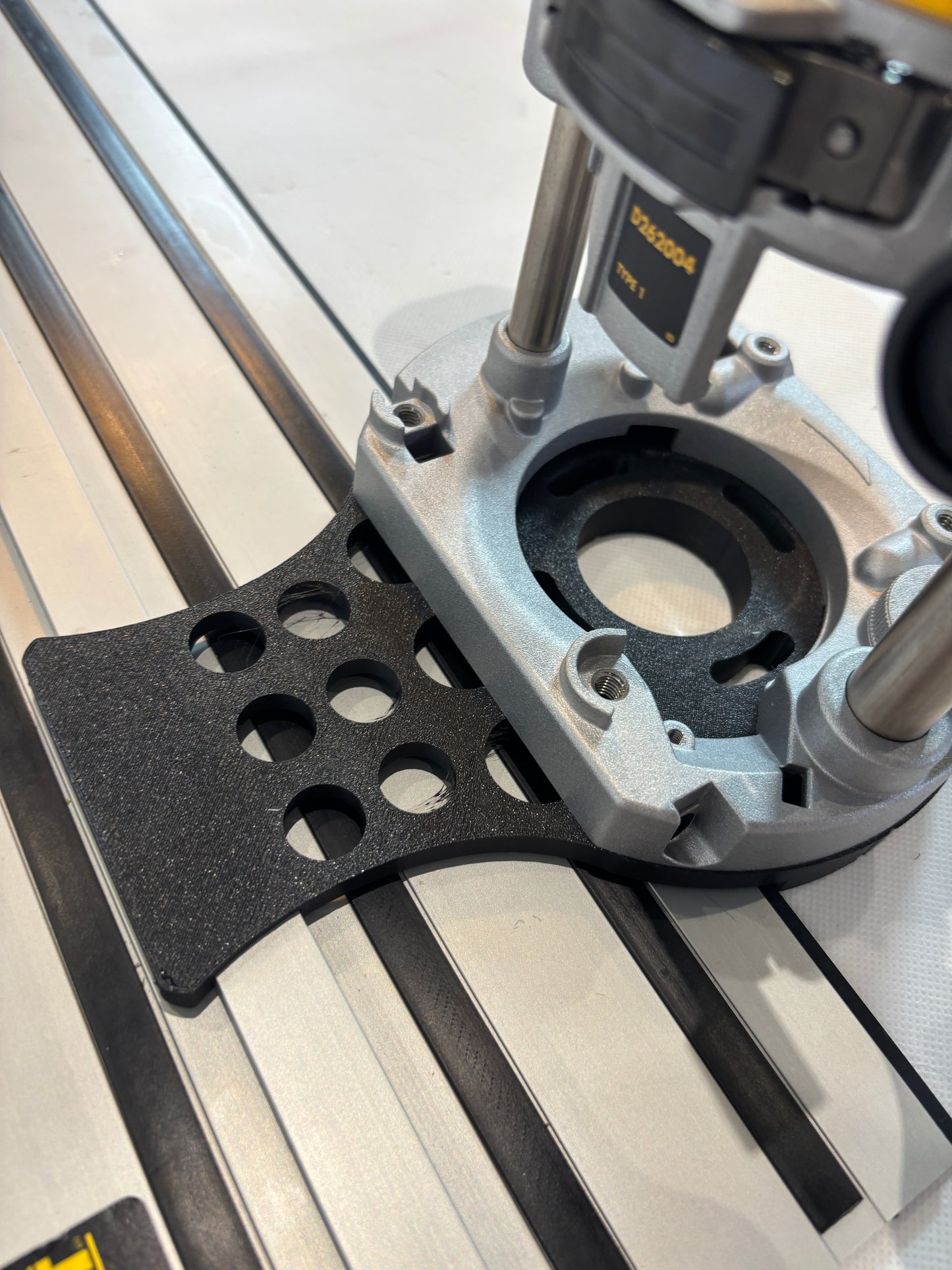 TOOLAX Adaptor to fit Dewalt Guide rail for Dewalt Routers: D26203, D26204 & DCW604