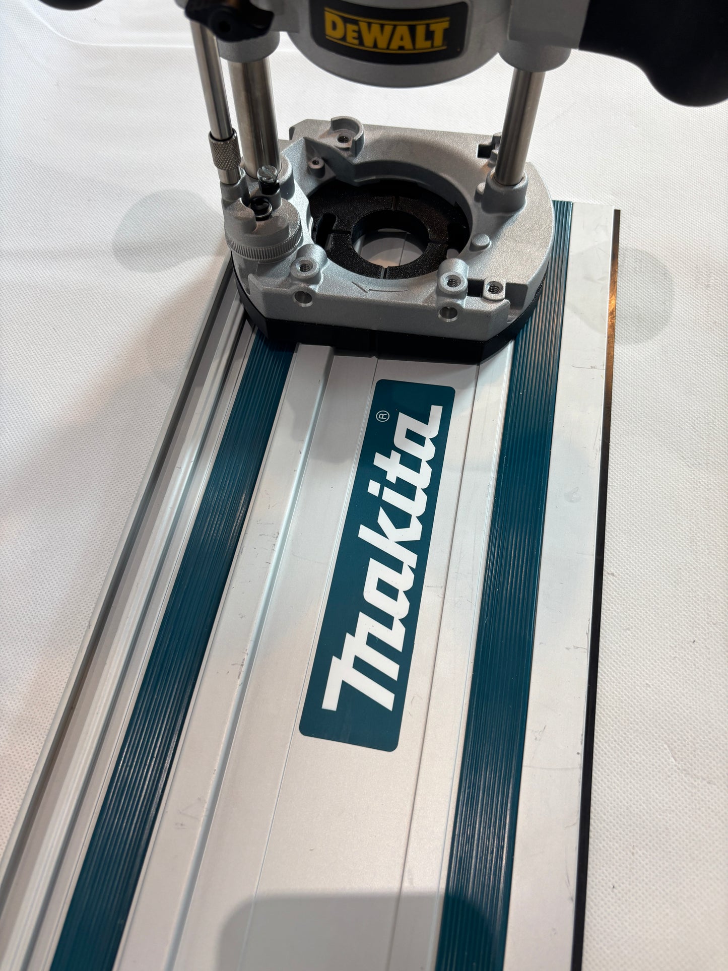 TOOLAX Adaptor to fit Makita Guide rail for Dewalt Routers: D26203, D26204 & DCW604