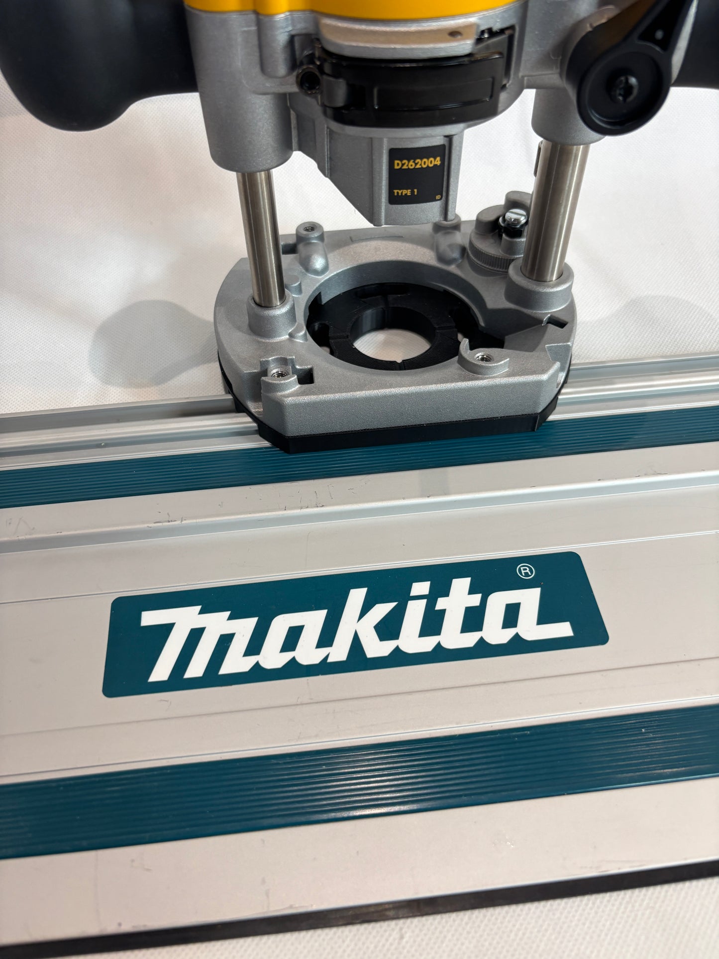 TOOLAX Adaptor to fit Makita Guide rail for Dewalt Routers: D26203, D26204 & DCW604