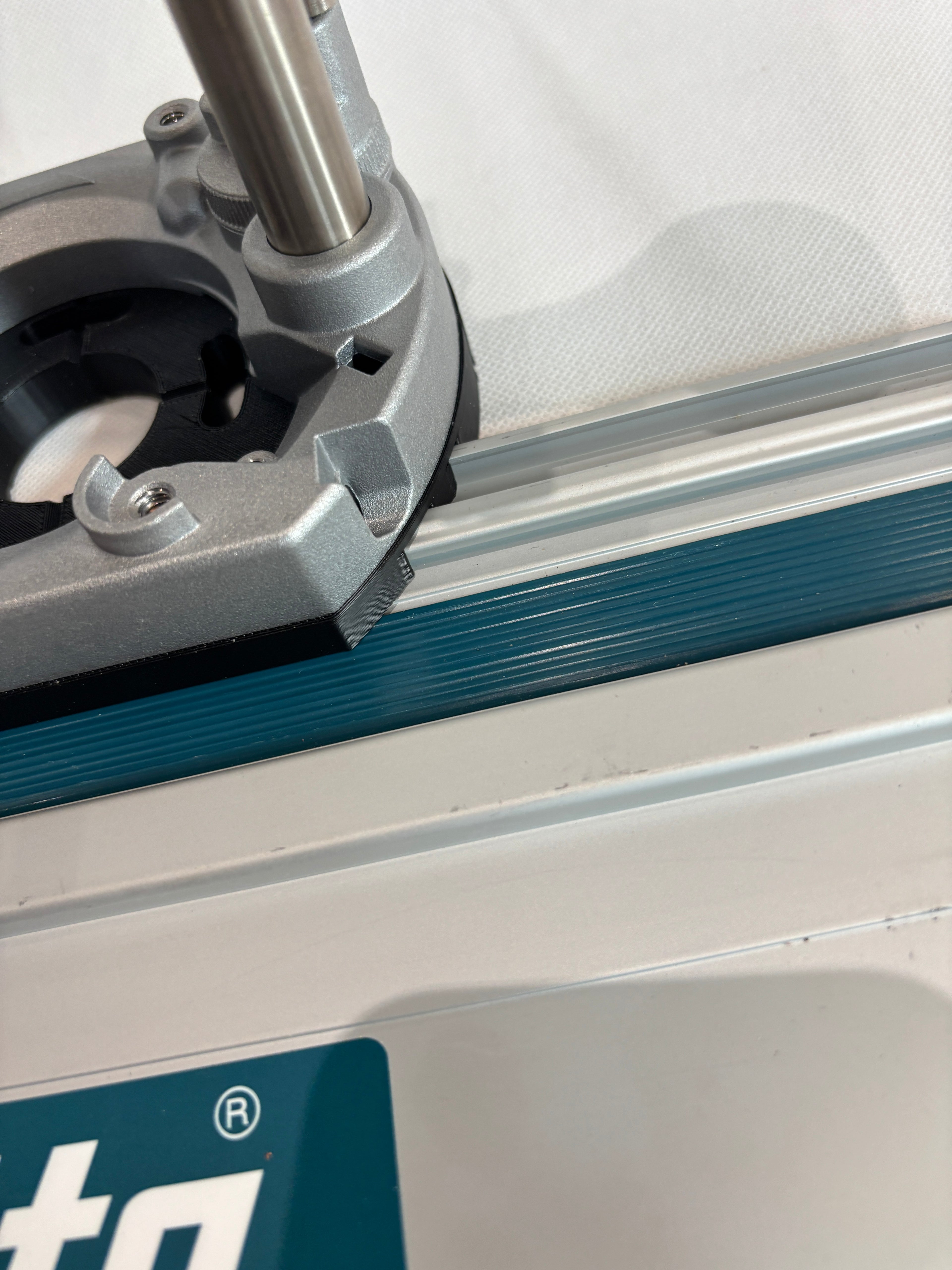 TOOLAX Adaptor to fit Makita Guide rail for Dewalt Routers: D26203, D26204 & DCW604